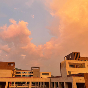 男人吃奶摸下面
